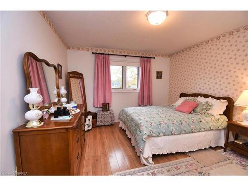 28-19 Hanlon Place, Paris, ON - Indoor Photo Showing Bedroom