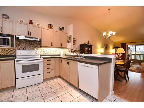 28-19 Hanlon Place, Paris, ON - Indoor Photo Showing Kitchen