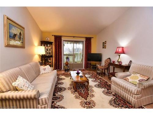 28-19 Hanlon Place, Paris, ON - Indoor Photo Showing Living Room