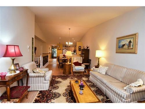 28-19 Hanlon Place, Paris, ON - Indoor Photo Showing Living Room