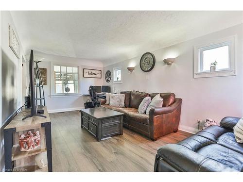 9 Alma Street, Brantford, ON - Indoor Photo Showing Living Room