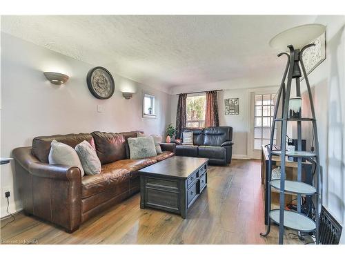 9 Alma Street, Brantford, ON - Indoor Photo Showing Living Room