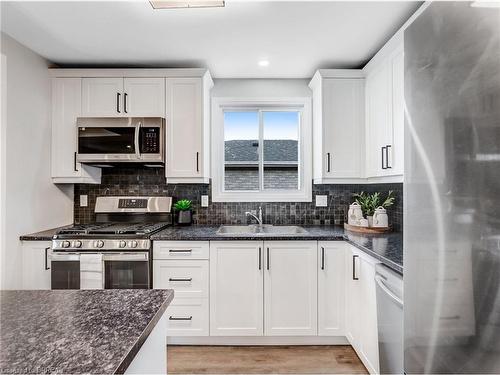 52 Fieldgate Drive, Brantford, ON - Indoor Photo Showing Kitchen With Upgraded Kitchen