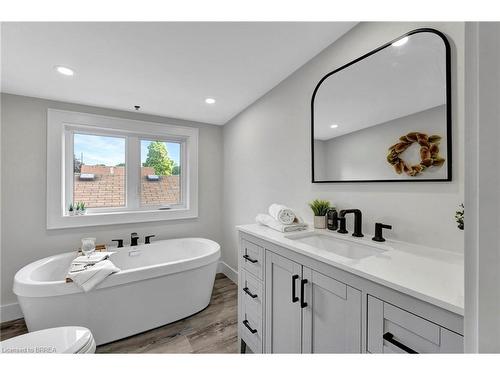 45 Drummond Street, Brantford, ON - Indoor Photo Showing Bathroom