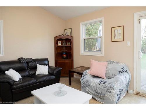 264 Oakland Road, Scotland, ON - Indoor Photo Showing Living Room