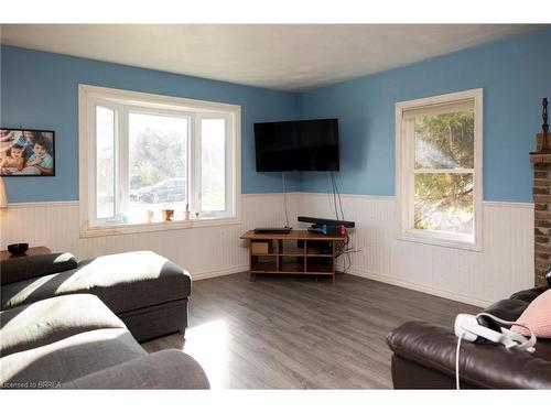 264 Oakland Road, Scotland, ON - Indoor Photo Showing Living Room