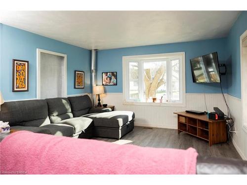 264 Oakland Road, Scotland, ON - Indoor Photo Showing Living Room