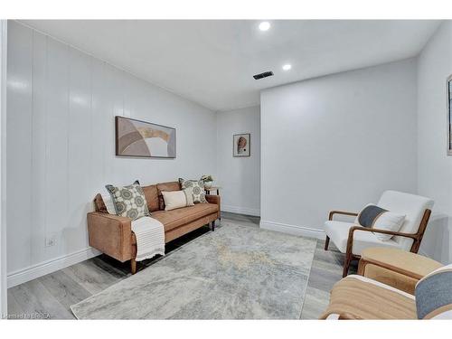 31 Farringford Drive, Brantford, ON - Indoor Photo Showing Living Room