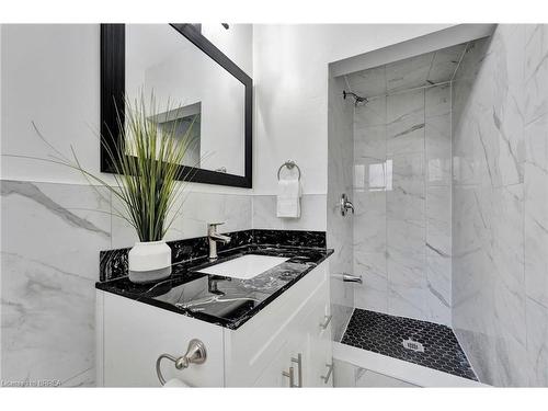 31 Farringford Drive, Brantford, ON - Indoor Photo Showing Bathroom