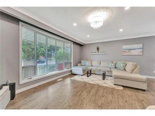 31 Farringford Drive, Brantford, ON - Indoor Photo Showing Living Room