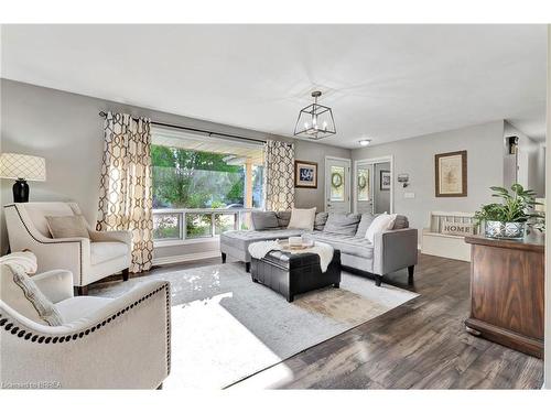 200 Memorial Drive, Brantford, ON - Indoor Photo Showing Living Room