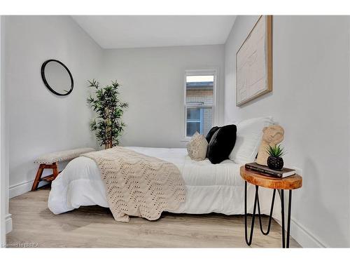 15 Gordon Street, Brantford, ON - Indoor Photo Showing Bedroom