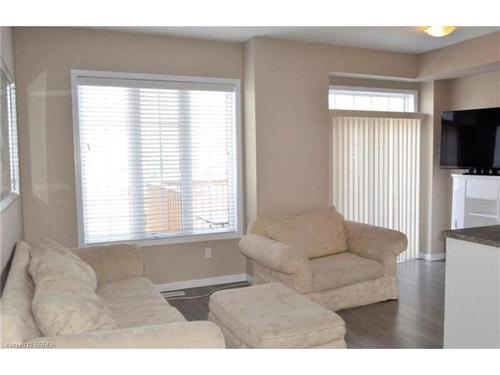 112-21 Diana Avenue, Brantford, ON - Indoor Photo Showing Living Room