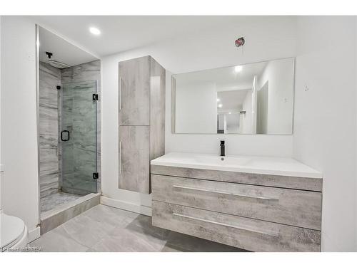 396 Denlow Avenue, Hamilton, ON - Indoor Photo Showing Bathroom