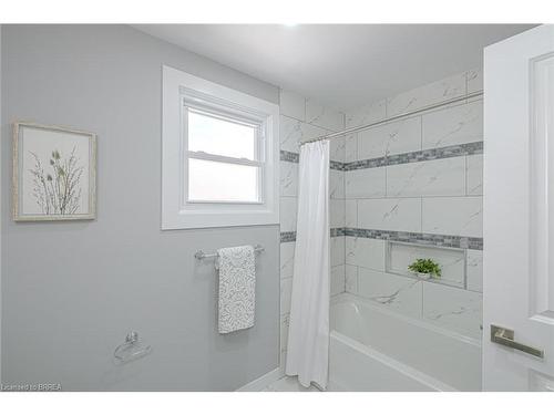 2 Keeler Place, Brantford, ON - Indoor Photo Showing Bathroom