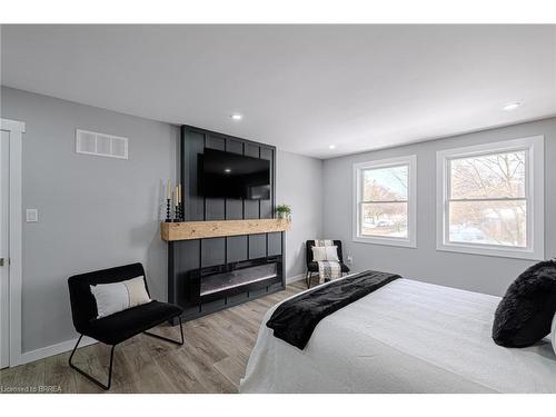 2 Keeler Place, Brantford, ON - Indoor Photo Showing Bedroom