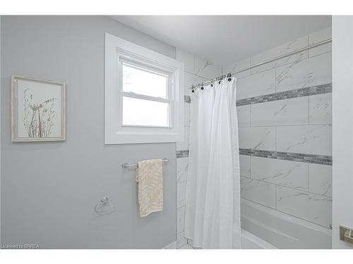 2 Keeler Place, Brantford, ON - Indoor Photo Showing Bathroom