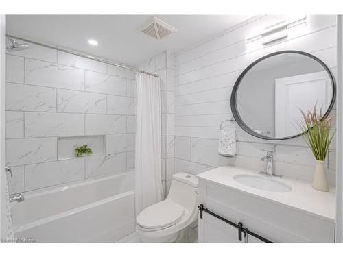 2 Keeler Place, Brantford, ON - Indoor Photo Showing Bathroom