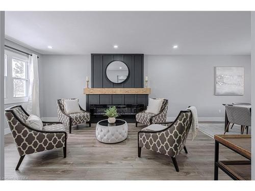 2 Keeler Place, Brantford, ON - Indoor Photo Showing Living Room