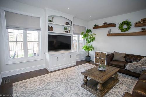 22 Wilmot Road, Brantford, ON - Indoor Photo Showing Living Room