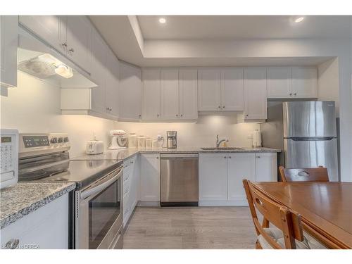 17-2 Willow Street, Paris, ON - Indoor Photo Showing Kitchen With Upgraded Kitchen