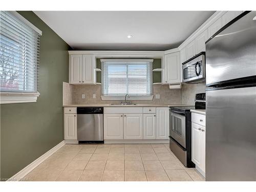 34 Wiltshire Drive, Brantford, ON - Indoor Photo Showing Kitchen