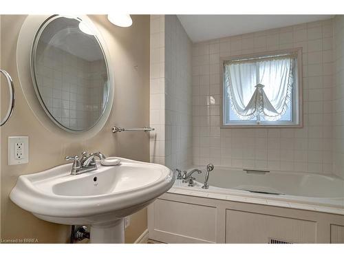 34 Wiltshire Drive, Brantford, ON - Indoor Photo Showing Bathroom