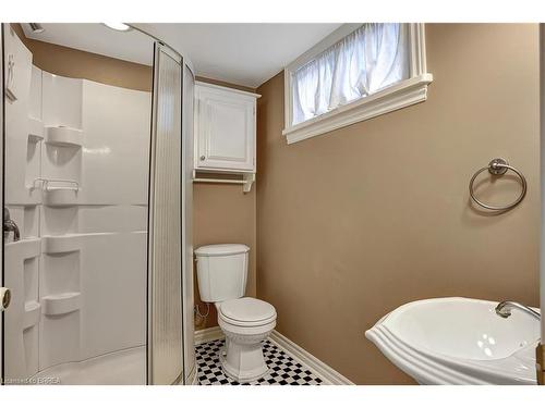 34 Wiltshire Drive, Brantford, ON - Indoor Photo Showing Bathroom