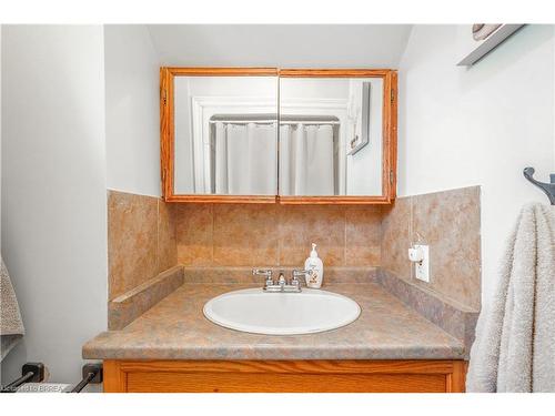 99 Superior Street, Brantford, ON - Indoor Photo Showing Bathroom