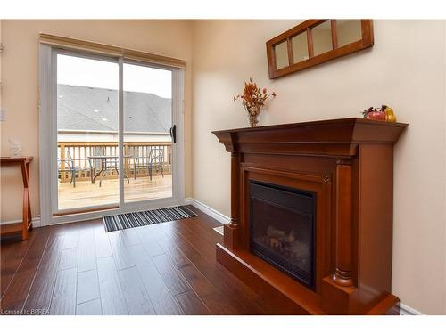 52-10 Cobblestone Drive, Paris, ON - Indoor With Fireplace