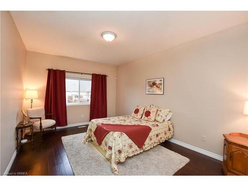 52-10 Cobblestone Drive, Paris, ON - Indoor Photo Showing Bedroom