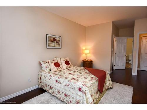 52-10 Cobblestone Drive, Paris, ON - Indoor Photo Showing Bedroom