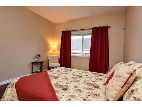 52-10 Cobblestone Drive, Paris, ON - Indoor Photo Showing Bedroom