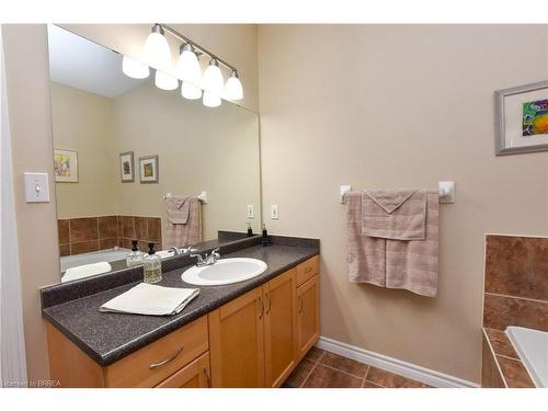 52-10 Cobblestone Drive, Paris, ON - Indoor Photo Showing Bathroom