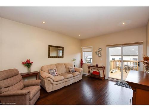 52-10 Cobblestone Drive, Paris, ON - Indoor Photo Showing Living Room