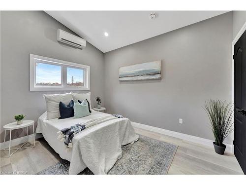 59 Laurel Street, Paris, ON - Indoor Photo Showing Bedroom