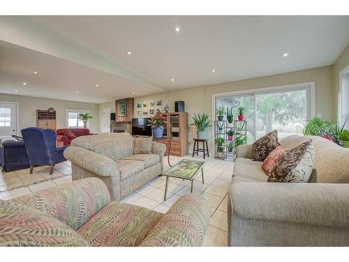 955309 Canning Road, Canning, ON - Indoor Photo Showing Living Room