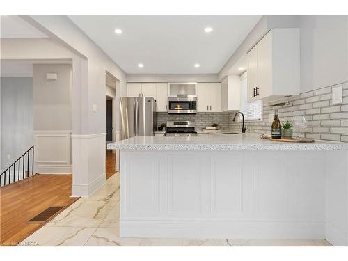 7 Normandy Place, Brantford, ON - Indoor Photo Showing Kitchen With Upgraded Kitchen