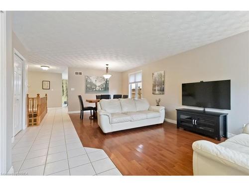 25 Killarney Street, Brantford, ON - Indoor Photo Showing Living Room