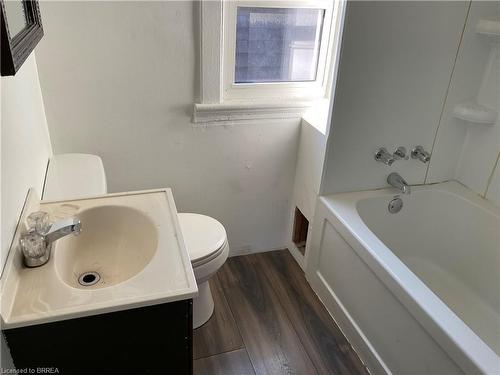 31 Mckinstry Street, Hamilton, ON - Indoor Photo Showing Bathroom