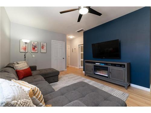 608 Upper James Street, Hamilton, ON - Indoor Photo Showing Living Room