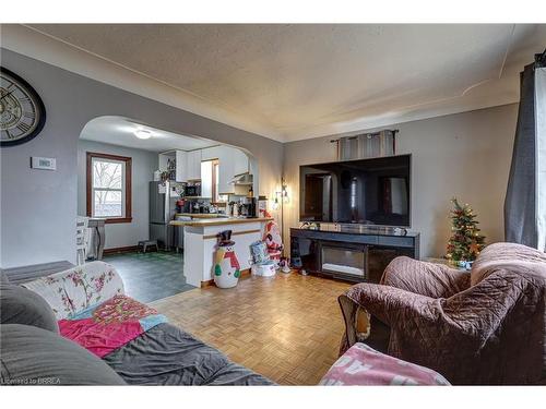 77 Fourth Avenue, Aylmer, ON - Indoor Photo Showing Living Room