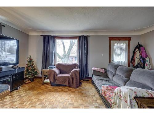 77 Fourth Avenue, Aylmer, ON - Indoor Photo Showing Living Room