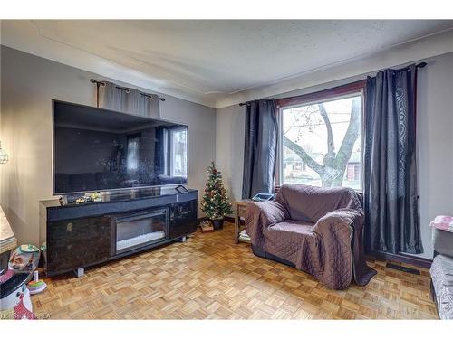 77 Fourth Avenue, Aylmer, ON - Indoor Photo Showing Living Room