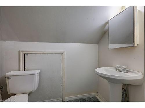 77 Fourth Avenue, Aylmer, ON - Indoor Photo Showing Bathroom