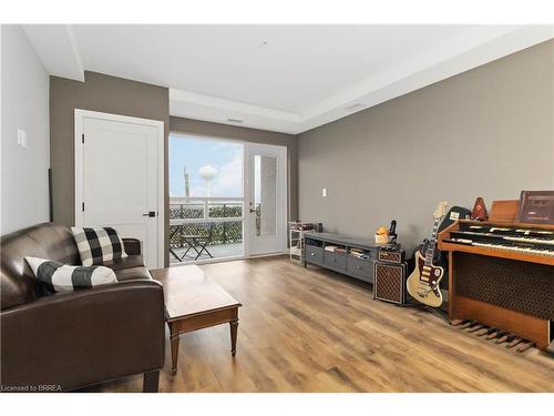 409-34 Norman Street, Brantford, ON - Indoor Photo Showing Living Room