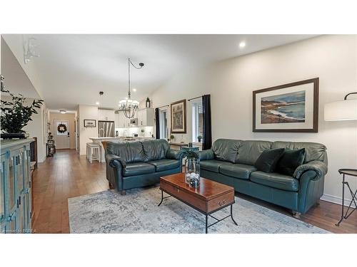 38-29 Schuyler Street, Paris, ON - Indoor Photo Showing Living Room