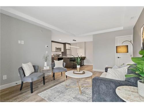 215-34 Norman Street, Brantford, ON - Indoor Photo Showing Living Room