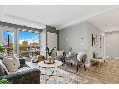 215-34 Norman Street, Brantford, ON - Indoor Photo Showing Living Room