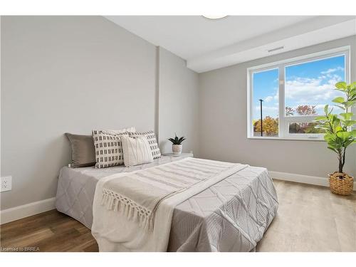 215-34 Norman Street, Brantford, ON - Indoor Photo Showing Bedroom